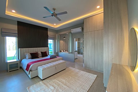 Chalet de 5 dormitorios en Hua Hin, Tailandia № 168288 - foto 23