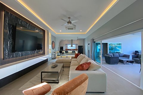 Chalet de 5 dormitorios en Hua Hin, Tailandia № 168288 - foto 10