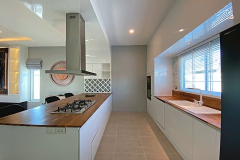 Chalet de 5 dormitorios en Hua Hin, Tailandia № 168288 - foto 15