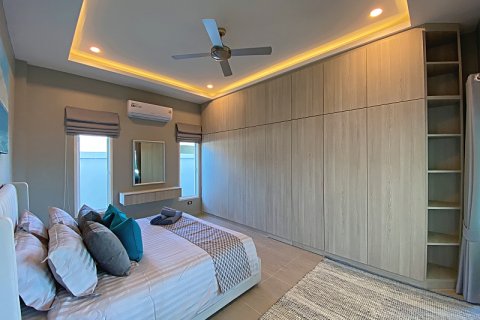 Chalet de 5 dormitorios en Hua Hin, Tailandia № 168288 - foto 19