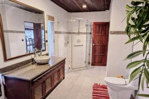 Chalet de 3 dormitorios en Pattaya, Tailandia № 159908 - foto 9