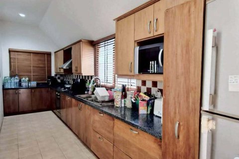 Chalet de 3 dormitorios en Pattaya, Tailandia № 159908 - foto 6