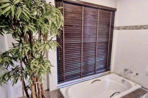 Chalet de 3 dormitorios en Pattaya, Tailandia № 159908 - foto 12