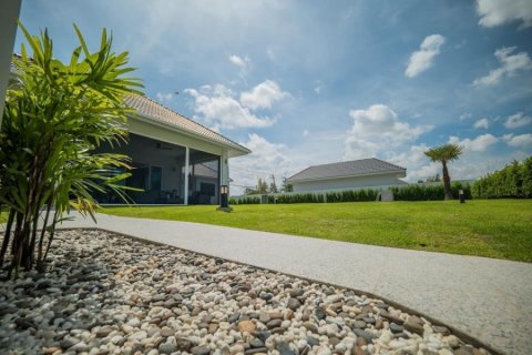 Chalet de 3 dormitorios en Hua Hin, Tailandia № 168429 - foto 13