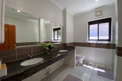 Chalet de 3 dormitorios en Hua Hin, Tailandia № 168431 - foto 13