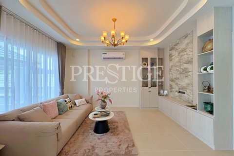 Casa de 3 dormitorios en Pattaya, Tailandia № 220700 - foto 4