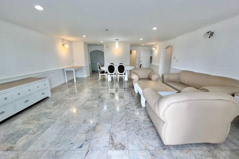 Condominio de 2 dormitorios en Watthana, Bangkok, Tailandia № 133990 - foto 2