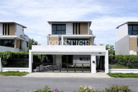 Casa de 3 dormitorios en Pattaya, Tailandia № 197648