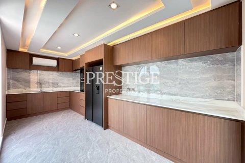 House in Pattaya, Thailand 4 bedrooms № 197651 - photo 30