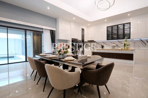 House in Pattaya, Thailand 4 bedrooms № 197651 - photo 8
