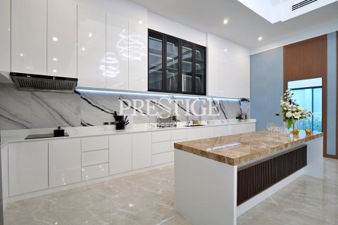 House in Pattaya, Thailand 4 bedrooms № 197651 - photo 11