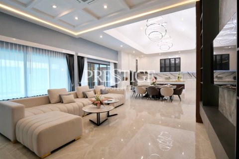 House in Pattaya, Thailand 4 bedrooms № 197651 - photo 4