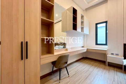 House in Pattaya, Thailand 4 bedrooms № 197651 - photo 18