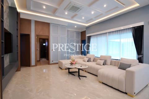 House in Pattaya, Thailand 4 bedrooms № 197651 - photo 5