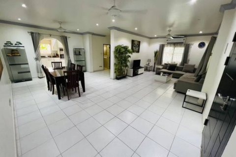 Casa de 4 dormitorios en Pattaya, Tailandia № 115117 - foto 2