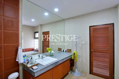 House in Pattaya, Thailand 3 bedrooms № 198519 - photo 12