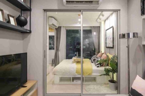 Condominio de 1 dormitorio en Thonburi, Bangkok, Tailandia № 208875 - foto 10