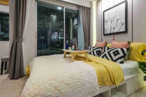 Condominio de 1 dormitorio en Thonburi, Bangkok, Tailandia № 208875 - foto 11