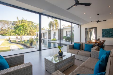 Chalet de 6 dormitorios en Hua Hin, Tailandia № 168382 - foto 13