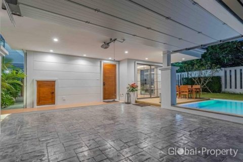 Casa de 4 dormitorios en Pattaya, Tailandia № 134426 - foto 7