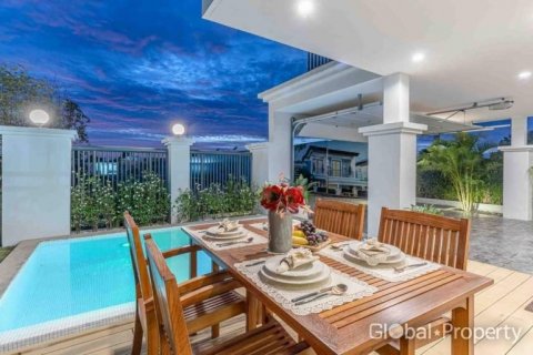 Casa de 4 dormitorios en Pattaya, Tailandia № 134426 - foto 15