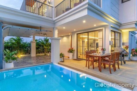 Casa de 4 dormitorios en Pattaya, Tailandia № 134426 - foto 14