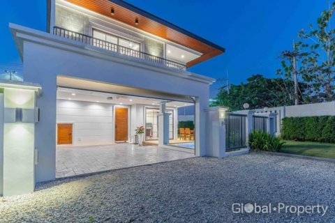 Casa de 4 dormitorios en Pattaya, Tailandia № 134426 - foto 8