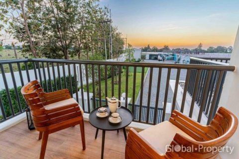 Casa de 4 dormitorios en Pattaya, Tailandia № 134426 - foto 4