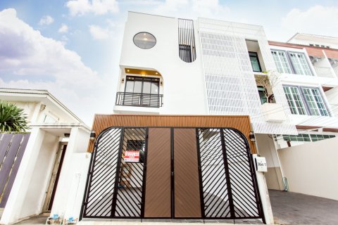 Haus in Bangkok, Thailand 4 Schlafzimmer № 159384