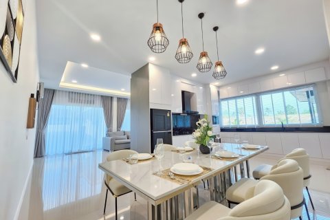 Casa de 3 dormitorios en Pattaya, Tailandia № 155651 - foto 7