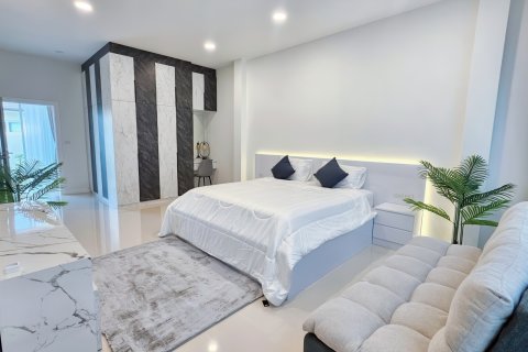 Casa de 3 dormitorios en Pattaya, Tailandia № 155651 - foto 16