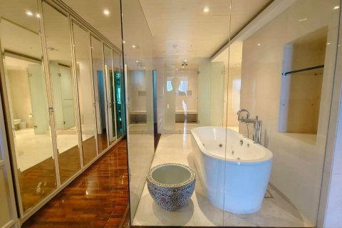 Condominio de 2 dormitorios en Bang Rak, Bangkok, Tailandia № 133681 - foto 9