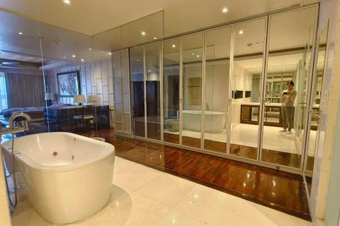 Condominio de 2 dormitorios en Bang Rak, Bangkok, Tailandia № 133681 - foto 10