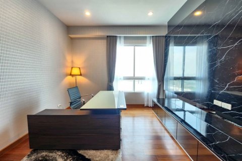 Condominio de 4 dormitorios en Sathon, Bangkok, Tailandia № 133677 - foto 21
