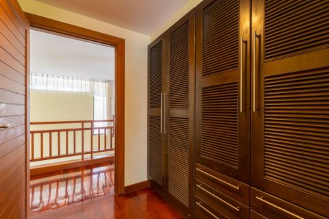 Chalet de 5 dormitorios en Phuket, Tailandia № 133805 - foto 11