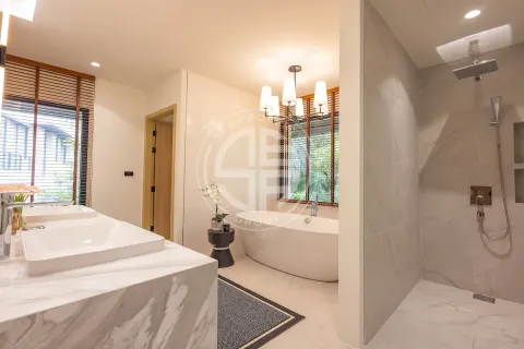 Chalet de 4 dormitorios en Bang Tao, Tailandia № 190688 - foto 14