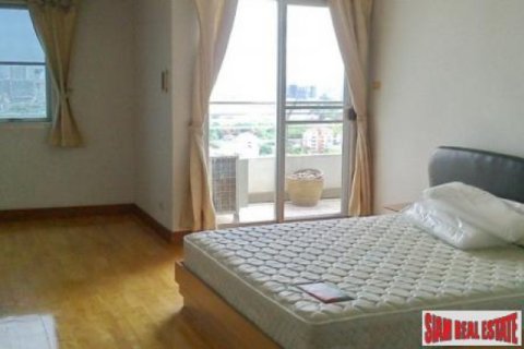 Apartamento de 2 dormitorios en Bangkok, Tailandia № 202515 - foto 4