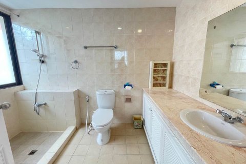 Condominio de 3 dormitorios en Bangkok, Tailandia № 143134 - foto 19