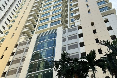 Condo in Bangkok, Thailand, 2 bedrooms  № 190951 - photo 13