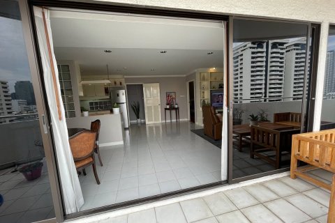 Condo in Bangkok, Thailand, 2 bedrooms  № 190949 - photo 2