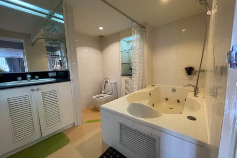 Condo in Bangkok, Thailand, 2 bedrooms  № 190949 - photo 16