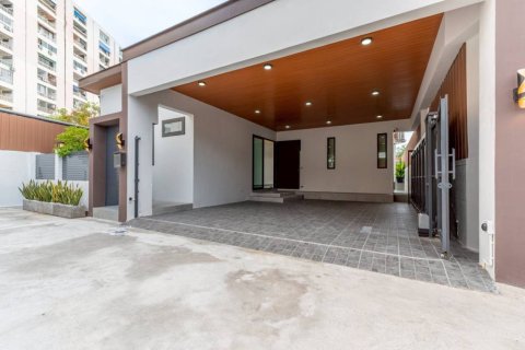 Chalet de 3 dormitorios en Pattaya, Tailandia № 146794