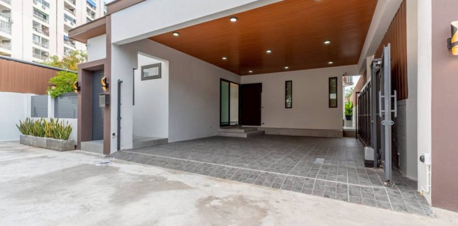 Chalet de 3 dormitorios en Pattaya, Tailandia № 146794