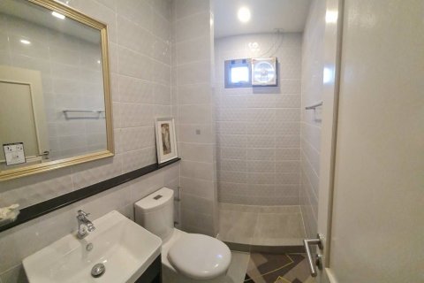 Casa de 4 dormitorios en Samut Prakan, Tailandia № 146791 - foto 5