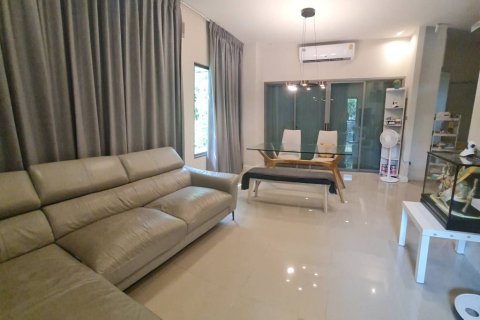 Casa de 4 dormitorios en Samut Prakan, Tailandia № 146791 - foto 2
