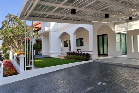 Casa de 3 dormitorios en Pattaya, Tailandia № 157951 - foto 3