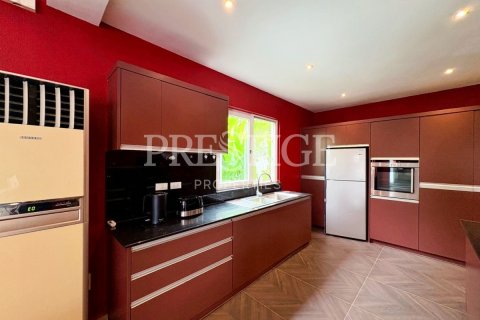 Casa de 4 dormitorios en Pattaya, Tailandia № 209908 - foto 10