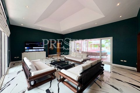 Casa de 4 dormitorios en Pattaya, Tailandia № 209908 - foto 4