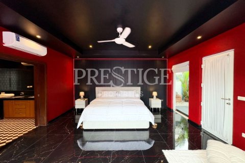 Casa de 4 dormitorios en Pattaya, Tailandia № 209908 - foto 14