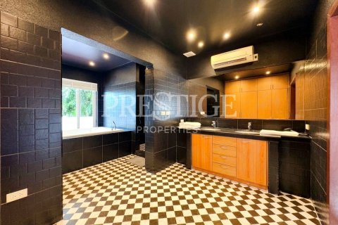 Casa de 4 dormitorios en Pattaya, Tailandia № 209908 - foto 16
